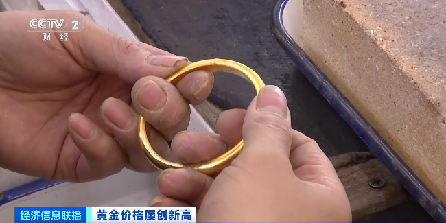 金价飙升下的“打金”热潮 年轻人为何排队为黄金首饰做镶嵌加工？